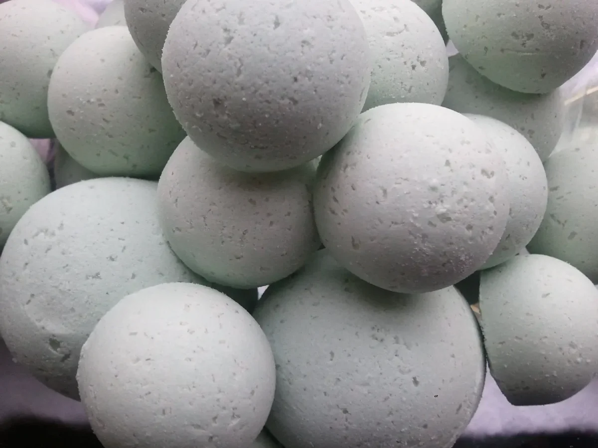 14 bath bombs in Eucalyptus & Spearmint scent, gift bag bath fizzies, great for dry skin, shea, cocoa, 7 ultra rich oils - Image 1