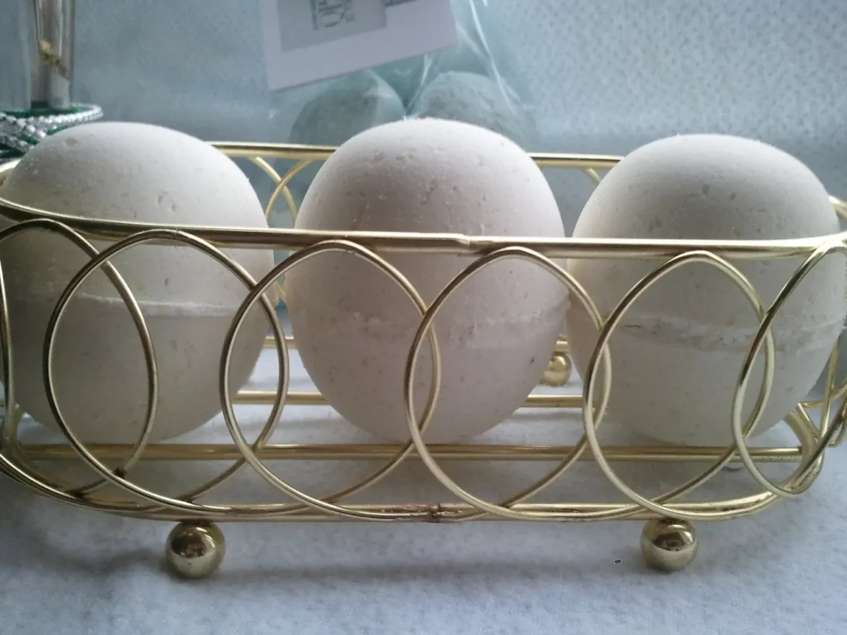 14 bath bombs in Oatmeal, Milk & Honey fragrance, gift bag bath fizzies, great for kids...these smell delicious - Image 3