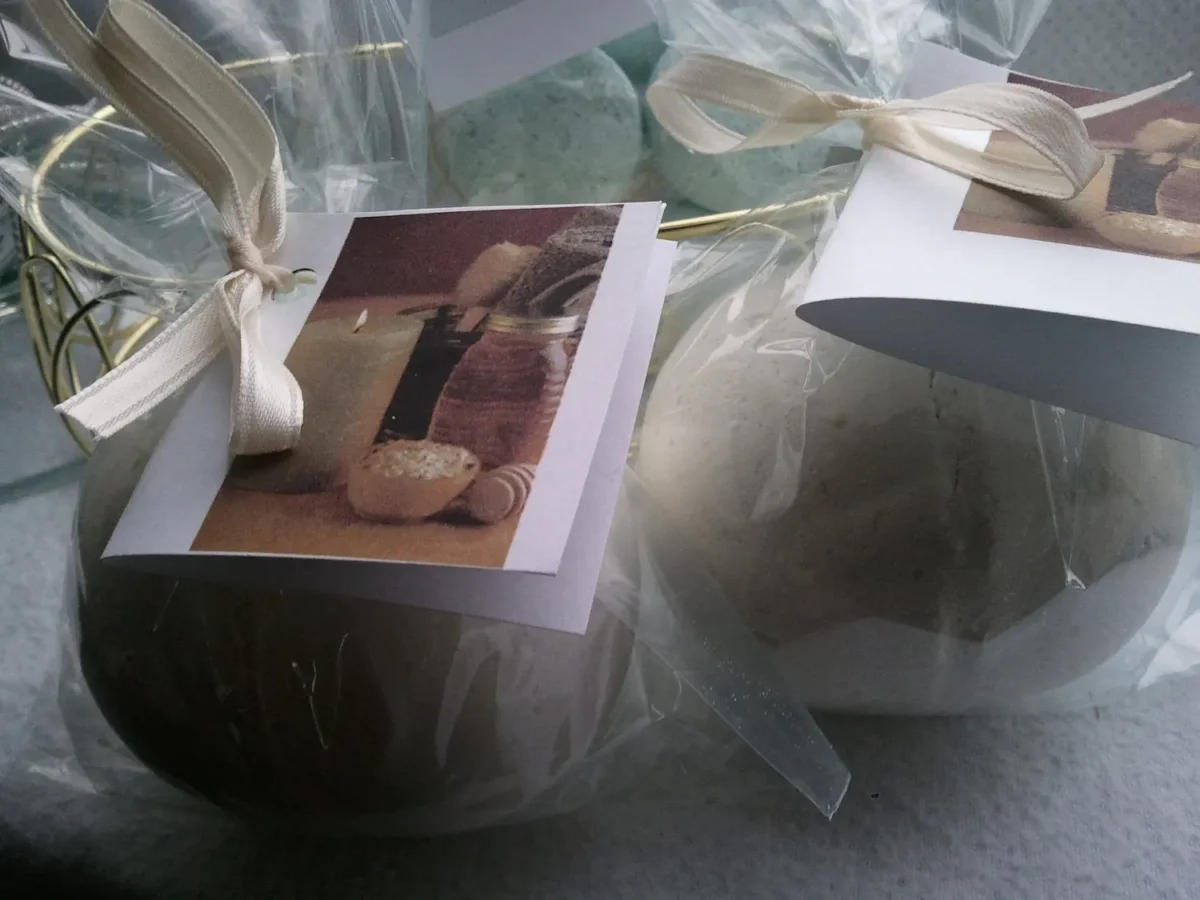14 bath bombs in Oatmeal, Milk & Honey fragrance, gift bag bath fizzies, great for kids...these smell delicious - Image 4
