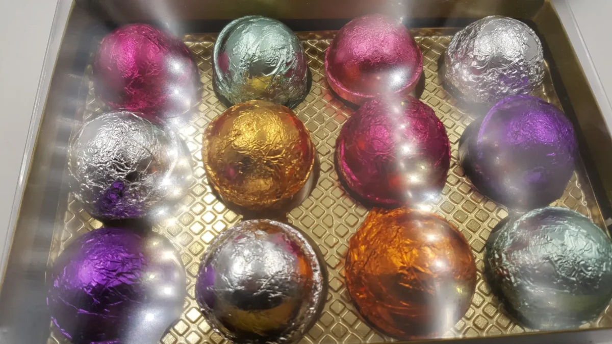 Gift Set for Mom with 12 foil wrapped 2.5 oz bath bombs, great for dry skin, Favorite scents for women - Image 2